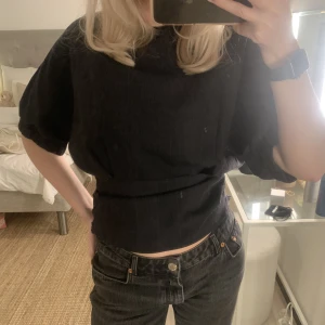 Isabel marant topp - Så fin Isabel marant topp som är andvänd 2ggr!! Sitter löser där uppe och tajtare nertill, är i strl 40 men passar mig som brukar ha 36!!