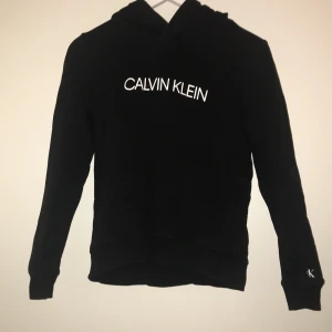 Svart Calvin Klein Hoodie  - Säljer denn hoodien i bra skick.