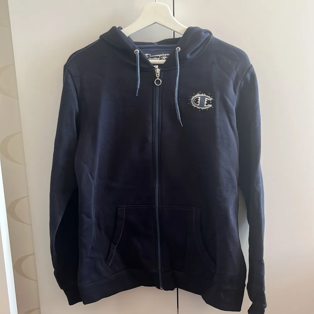 Mörkblå zip-hoodie från Champion! Använd få gånger. Tröjor & Koftor.