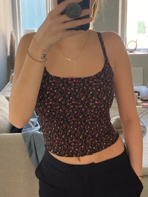 Linne från Hollister  - Säljer ett jätte sött linne från Hollister, aldrig använt utan har bara legat i garderoben! 🤍