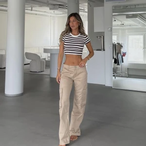 Randig crop-top  - Säljer denna randiga crop topp endast testad, i storlek S