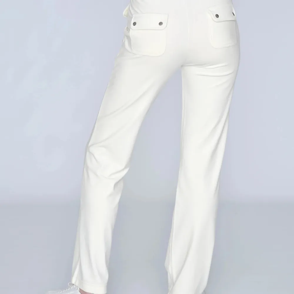 Säljer mitt vita jucy couture set i stl M i fint skick. Ändats använda litegrann eftersom jag köpt fel storlek. Om du bara vill köpa byxorna kostar det 600 och bara tröjan 500-600. Jeans & Byxor.