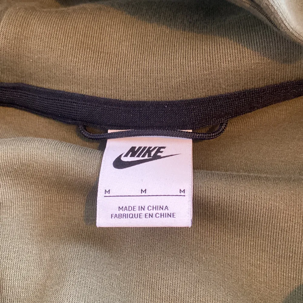 Säljer min Nike teach fleece tröja som jag inte använder. Mycket bra skick då den endast är använd ett fåtal gånger. Självklart äkta. Tveka inte att skriva vid minsta fundering, kan gå ner i pris vid snabb affär. Hoodies.