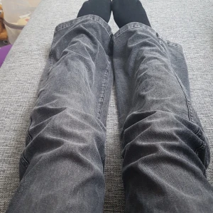 grå hm utsvänga fina jeans - säljer grå utsvänga hm jeans i perfekt skick och INGA deffektet. Köpte de för typ 500 spän men säljer för 200 kr🤩