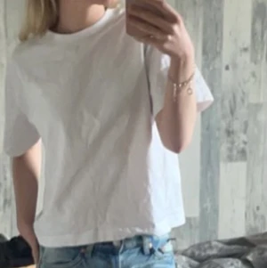 Basic t-shirt - (tryck inte på köp nu) perfekt basic t-shirt som knappt är använd