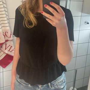 Svart topp - Så söt svart topp från other stories! Det är damm på tröjan inte smuts!!