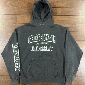 Champion George Mason Hoodie - Snygg vintage Hoodie från Champion i storlek L! Bara att skriva om du undrar över något🙏