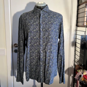 Fin skjorta! - Mönstrad skjorta i perfekt skick och mjukt material:)