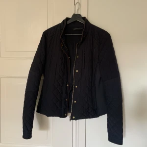 Zara Vår jacka - Jacka från Zara Woman  Skick 8/10  Storlek S-M Arket Other stories Cos