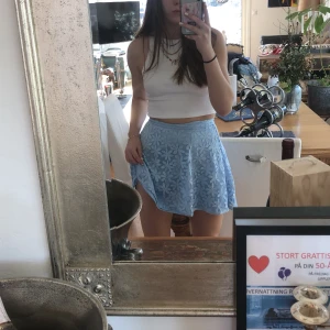 Blå sommar kjol - Super söt blommig sommar kjol!! Älskar den men den är Tyvär för liten för mig! Säljer för 60kr + frakt, storlek Xs 