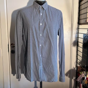 Rutig skjorta! - Skjorta i bra skick förutom lite ljusnad färg på några ställen, tex kragen. Fint vitt och mörkblått rut mönster:)
