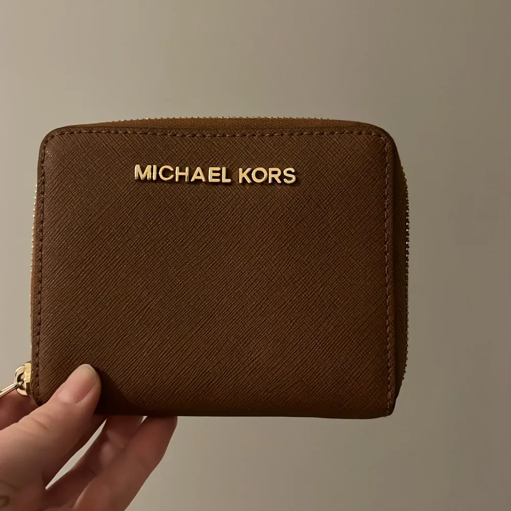 Så fin bruna plånbok från Michael kors😊😊. Övrigt.