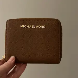 Så fin bruna plånbok från Michael kors😊😊