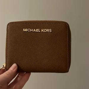 Michael kors plånbok - Så fin bruna plånbok från Michael kors😊😊