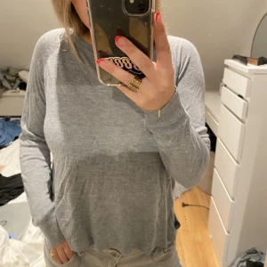 Grå zara tröja  - Fint skick , nypris ca 250kr, säljer för 100!  Bra passform tunnt tyg, storlek s/m passar båda 