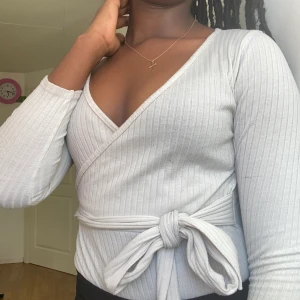 V-ringad ribbad body🙈 - En fin ribbad body som passar till lite allt möjligt! Den är i stl S och går att knyta runt midjan på valfritt sätt. Använd endast ett fåtal gånger och är i bra skick!😊