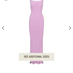 Söker denna klänning från skims i ljus rosa storlek xxs