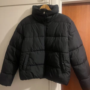 Svart pufferjacket - {Pris kan diskuteras} Svart pufferjacka i nyskick, håller varm. Svart/marinblå färg. Stor i modellen. Storlek XS men passar mig som har S. 