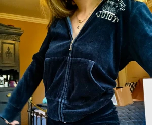 juice couture zipper - Jätte snygg vintage juice couture zip up modell💙 inget täcken på användning. Går inte att köpa längre 
