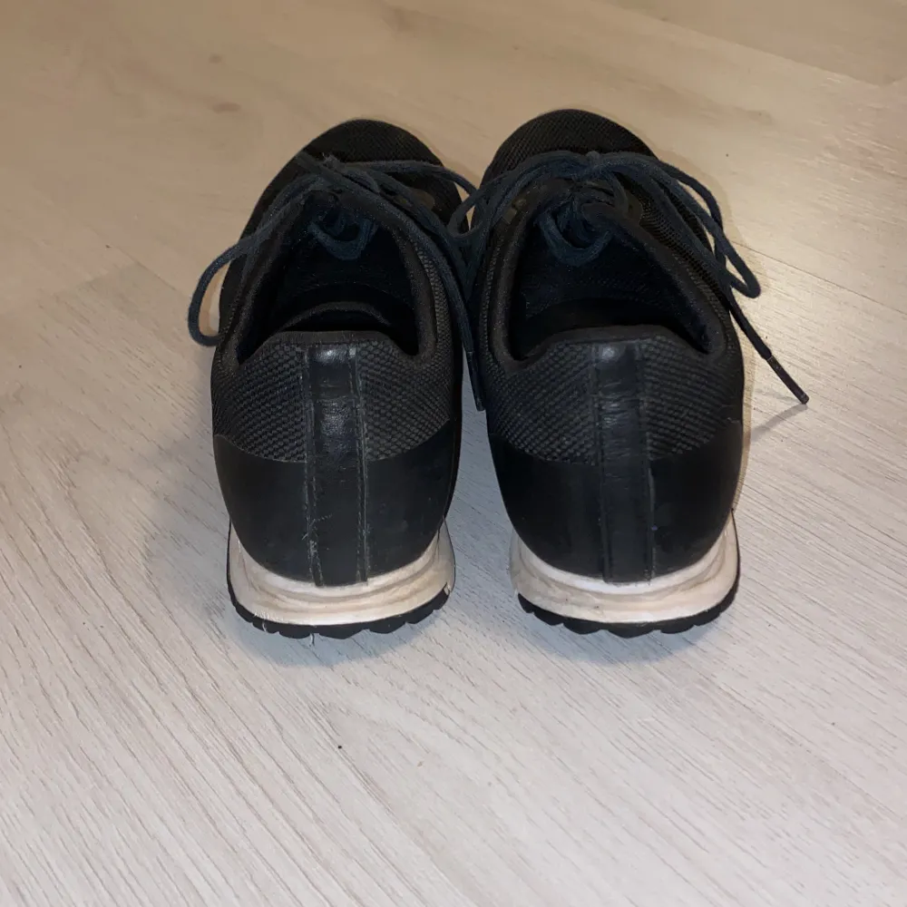 Använda svarta Lacoste skor med vit sula. Storlek 39. Köpta för 1000kr. . Skor.