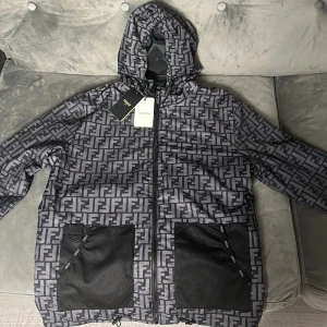 Fendi Windbreaker - En snygg Fendi jacka i storlek M helt ny