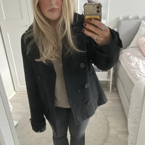 Kort svart kappa - Svart kort kappa, lik design by sí. Från Cue. Väldigt sparsamt använd! Passar S-L💕💕💕frakt ingår inte i priset!