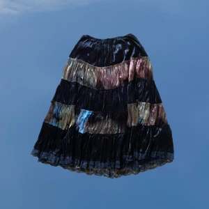 Goth kjol - Goth sammetskjol med spets. Tjockt material och lite tyngre, finns hylsor för skärp. 