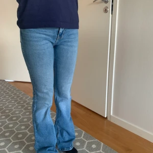 Bootcut Jeans - Säljer nu dessa bootcut jeans från zara i storlek 36, men passar mig med 34 också ❤️ har massa andra byxor och därför säljer jag för o få lite plats i garderoben ❤️