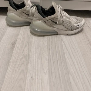 Nike 270 - Använda men i fint skick , säljer för att jag har köpt nya skor så de sitter bara hemma utan någon användning. Storlek 39. Frakt tillkommer på 50kr. 