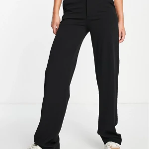 Svarta kostymbyxor  - Säljer dessa svarta fina kostymbyxor i storlek L L34, passade mig som vanligtvis är en S/M. Kan ha dom lågmidjat och högmidjat. Super skönt material och stretchiga, aldrig använda bara testade. Jag är 175cm låg. Köpte för 399, säljer för 250+frakt 66