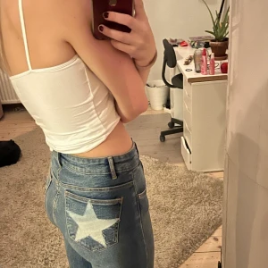 Jeans med stjärnor på ⭐️ - Säljer dessa supersnygga jeansen som är köpta på Plick eftersom de va för korta för mig. Annars är de som nya💘