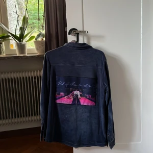 Limitato zipper - Säljer en fet Limitatotröja/Overshirt i storlek S då den är för liten numera. Är i fint skick! Har kvar tagsen. Kom med bud!