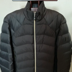 Hugo Boss Dunjacka  - Denna jacka har inte används och är helt ny. Riktigt bra kvalité och väldigt snygg. Väldigt praktiskt med reflex designs på jackan som är väldigt passande till de kyliga och mörka tiderna 