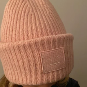 Acne mössa rosa - Säljer min Acne mössa för att jag inte använder den längre. Använd några gånger, men i jättebra skick!😊Kontakta mig privat för fler bilder, köparen står för frakten💕