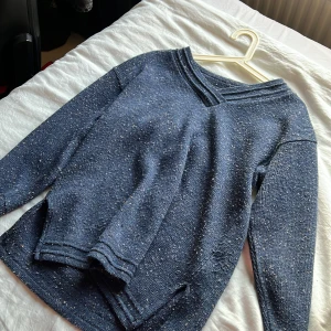 Mysig virkad tröja - Jättegullig och mysig tröja köpt second hand! Säljer då den inte är min stil längre! Pris kan diskuteras <3