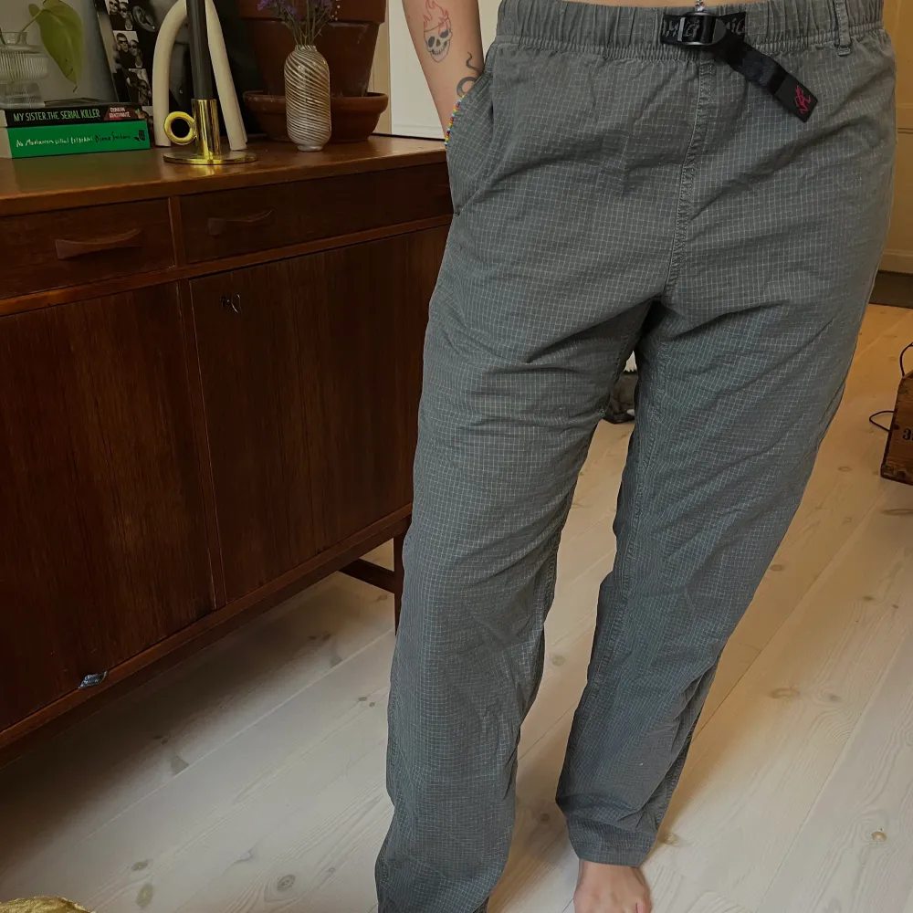 Dessa coola byxorna från märket Gramicci säljes!! Använda vid ett tillfälle🤍 Sköna, oversize och trendiga byxor som passar perfekt till ett pr sneakers! Nypris: 1000kr, säljes för 500kr + frakr🤍. Jeans & Byxor.