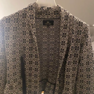 Odd Molly kofta  - Men odd molly kofta i fint skick det är storlek m men är väldigt liten i storleken💗 skriv för funderingar🤍🫶🏻