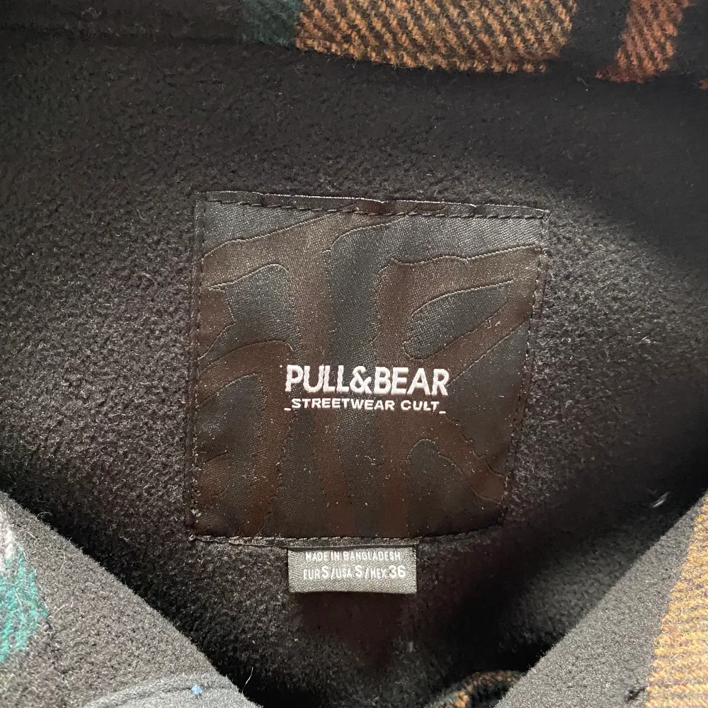 Säljer denna jacka från Pull&Bear då den inte kommit till användning. Endast använd en gång. Jackor.