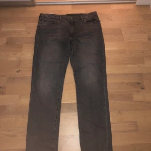 Gråa Levis jeans storlek W38 L34 - Helt oanvända Levis jeans. 600 kr exklusive frakt.