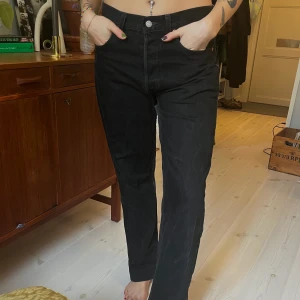Svarta Levi’s jeans🖤 - Säljer dessa perfekta levi’s 501 jeansen! Stl är 33/36, men de är vintage… skulle säga att passformen är ca 28/32. Skitsnygga nu till hösten🖤🍁