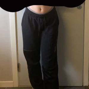 Mjukis byxor  - Säljer då jag inte använder dom längre🙌 pris 150kr+ frak = 209kr🤍 jag har storlek 36 i mina byxor och dom sitter bra på mig.💗