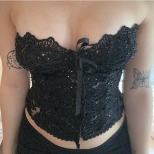 Glittrig korsett - Så unik och snygg korsett, dold dragkedja fram och stretch bak. Perfekt till fest eller halloween kostym. Lapparna bortklippta så vet ej märke. Köpt på plick, bild 1/2 från förra säljaren.  Fraktar eller möts upp 💘 