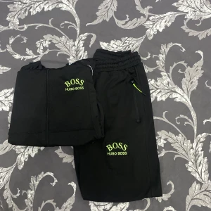 Hugo boss dress - Hej! Nu säljer jag en hugo boss dress för 800kr och den är i jätte fint skick. Storleken är XL men passar även L. Jag bjuder på frakten ⭐️💫. Köpt i fel storlek skulle egentligen vara M.