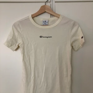 Champion tröja S vintage  - Snygg tröja, använd en gång. Köpt helt ny från asos. 