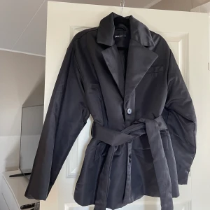 Jacka från ginatricot  - Köpt för 699 kr, säljer för 200 kr  Som ny