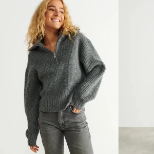 Grå stickad - Säljer denna som jag knappt använt, säljes för 200 men köpte för 400. Hör av er vid frågor!