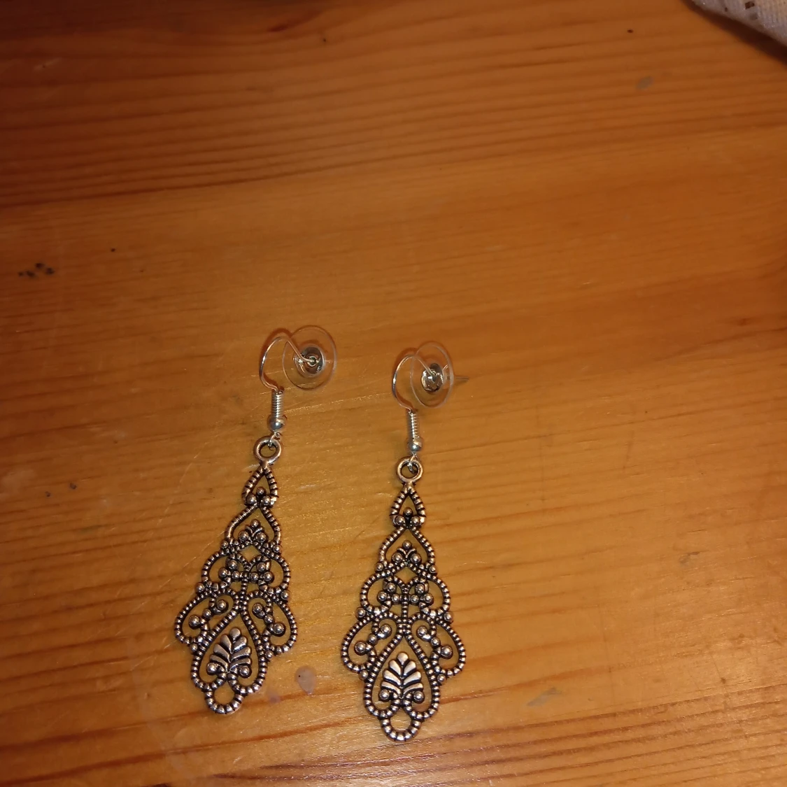 Örhängen med hänge silverfärgade . - 90