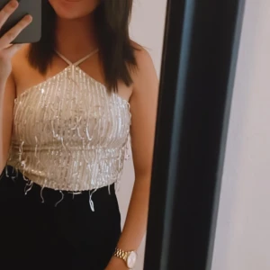 Frans strass topp - Frans strass topp i storlek 34/Xs Beige färg 