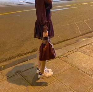 Röd Stella McCartney väska  - Intressekoll på min fina Stella McCartney väska!! Säljer vid bra bud. Nypris ca 9000kr 