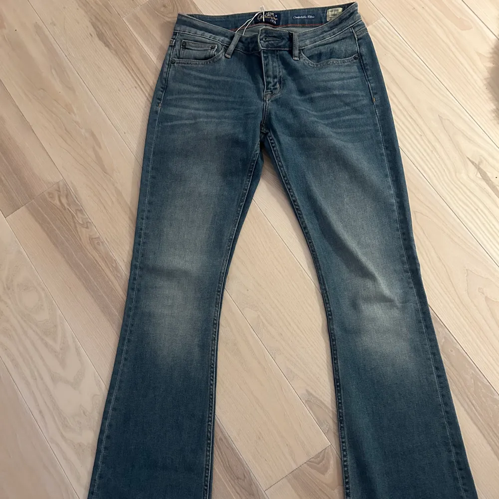 Ett par low rise jeans från crocker i storlek 28/31 som säljs då de är lite förstora i midjan. Är 165 och brukar ha 27 i midjan och 32 i längd på byxor💞. Jeans & Byxor.